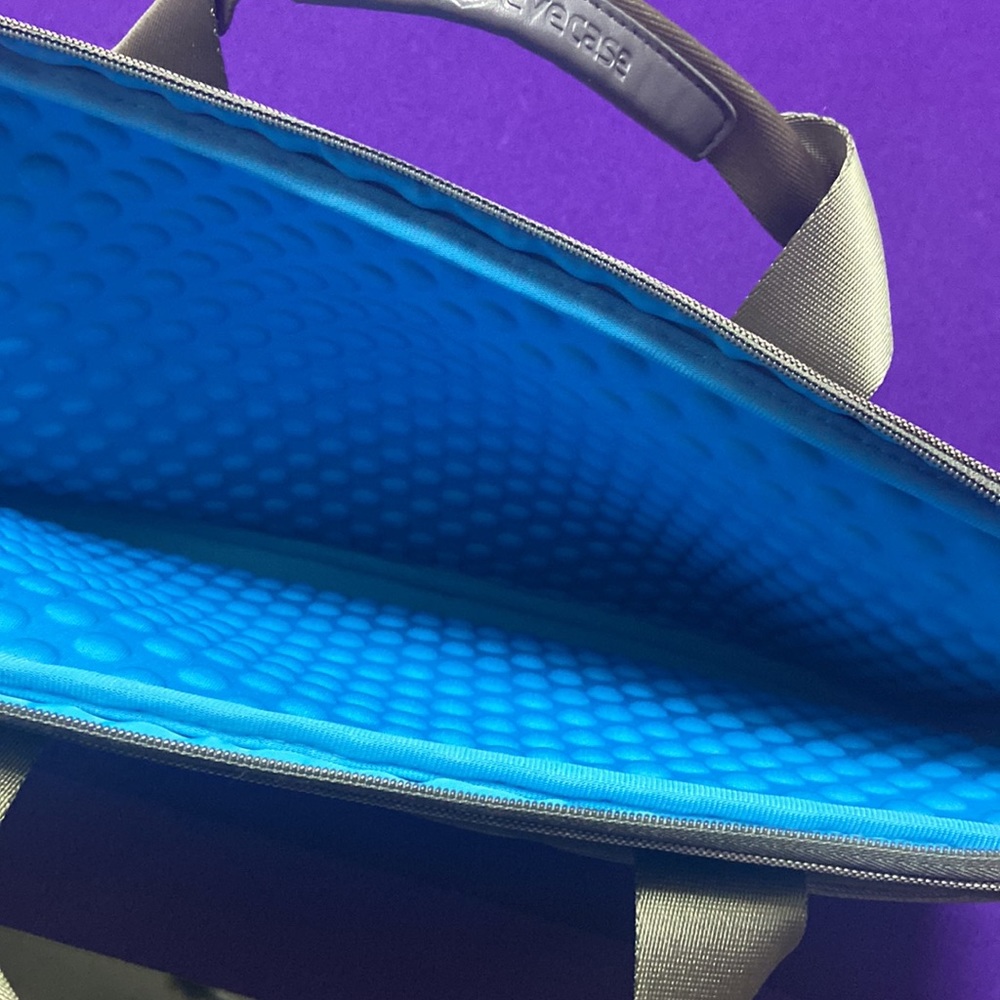 CUSHiONED LAPTOP CASE - Picture 2 of 3